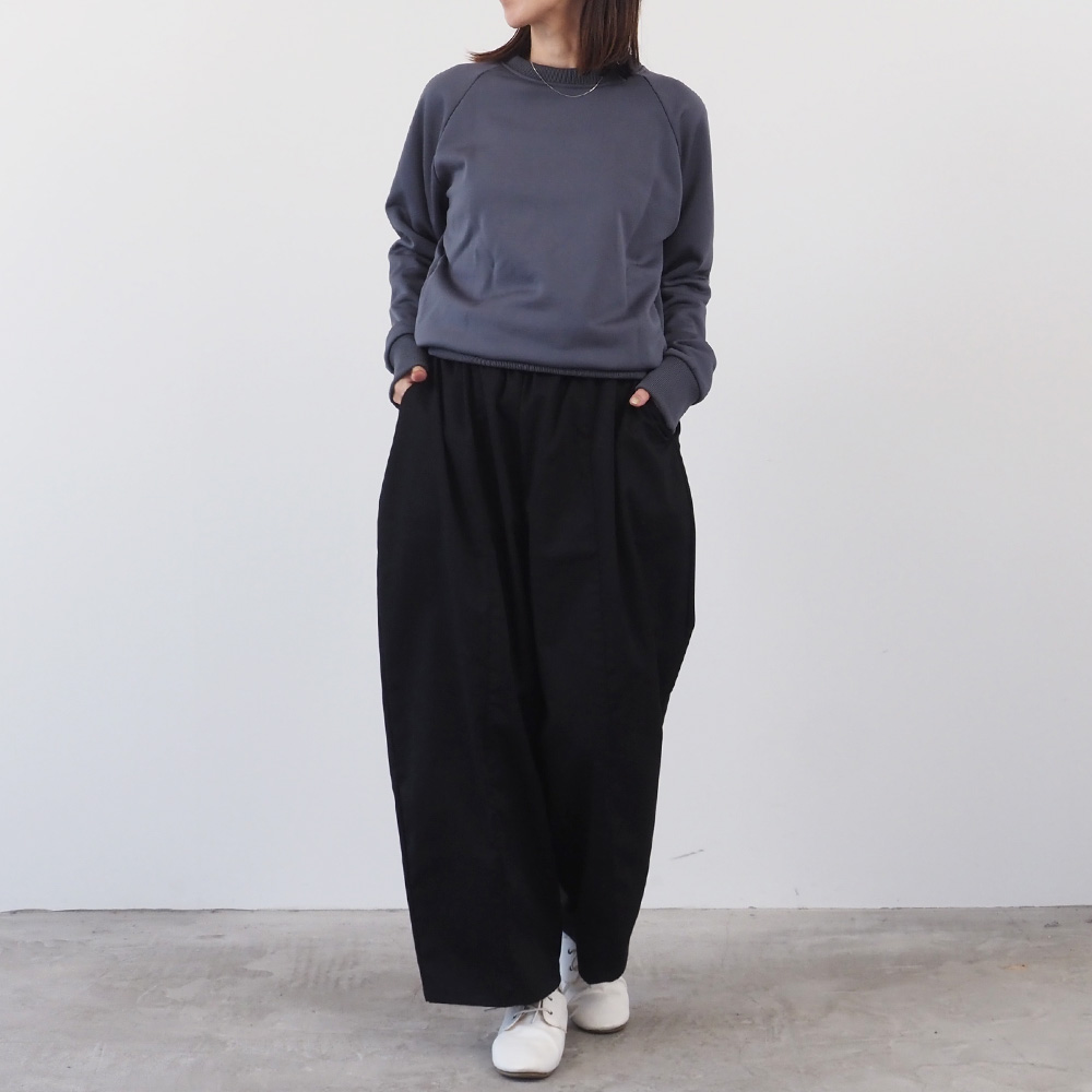 【kuboさんコラボ】クリア裏毛 ねこプリントプルオーバー　トレーナーを着た女性の全身