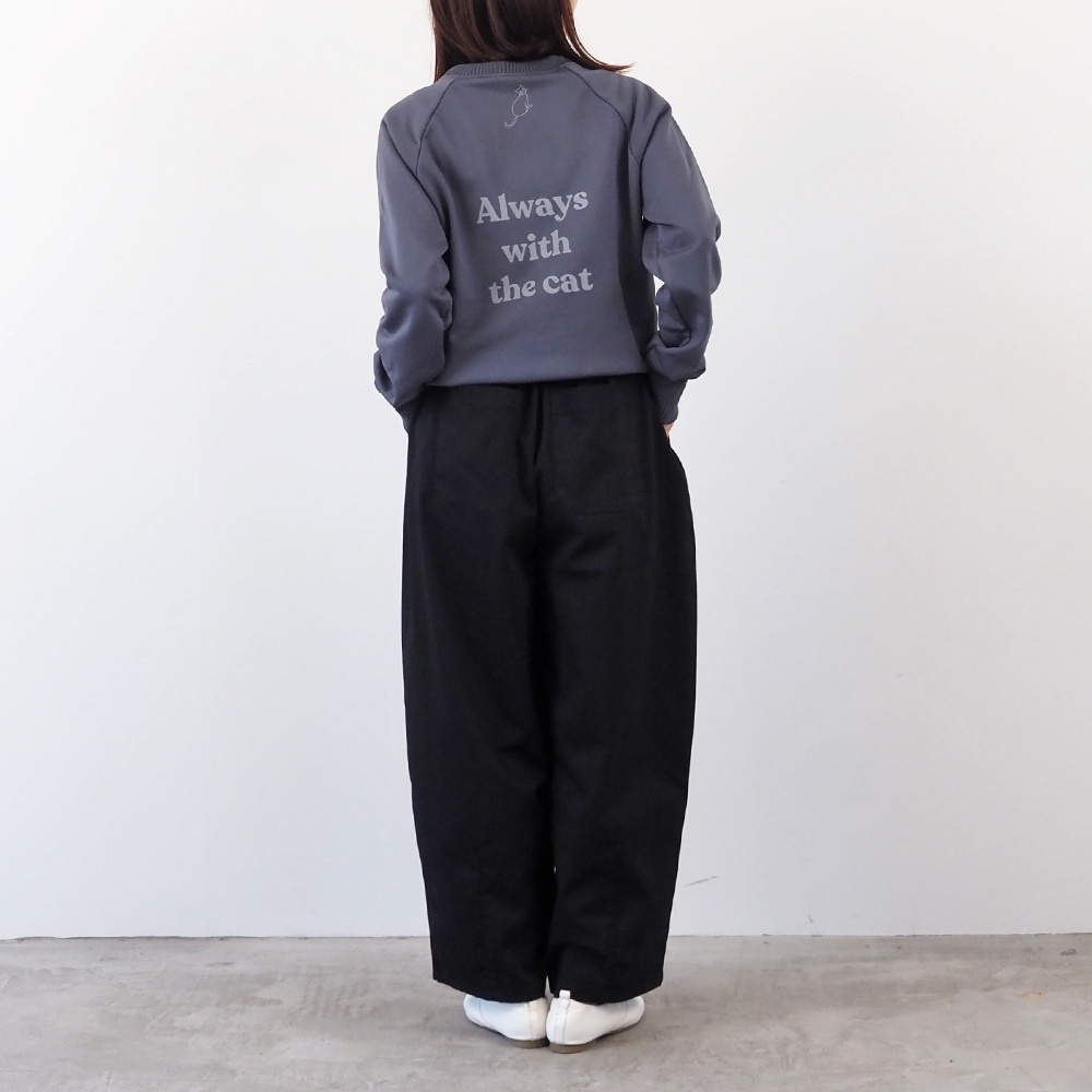 【kuboさんコラボ】クリア裏毛 ねこプリントプルオーバー　トレーナーを着た女性の全身