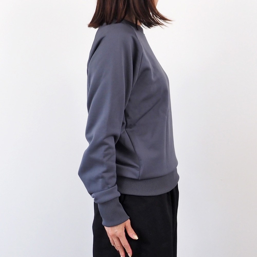 【kuboさんコラボ】クリア裏毛 ねこプリントプルオーバー　トレーナーを着た女性の全身