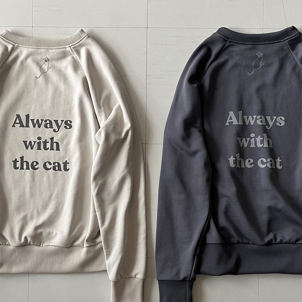 【kuboさんコラボ】クリア裏毛 ねこプリントプルオーバー　トレーナーを着た女性の正面