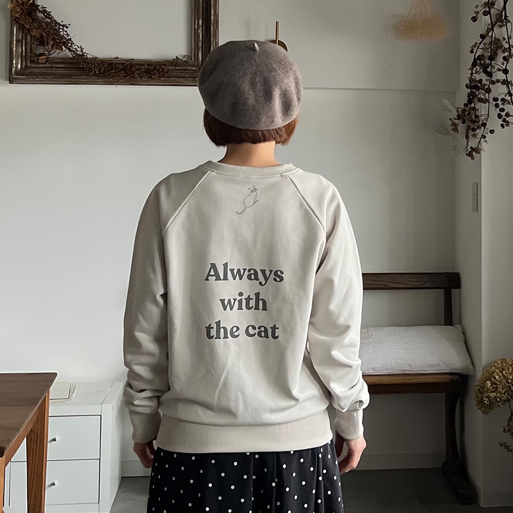 【kuboさんコラボ】クリア裏毛 ねこプリントプルオーバー　トレーナーを着た女性の正面