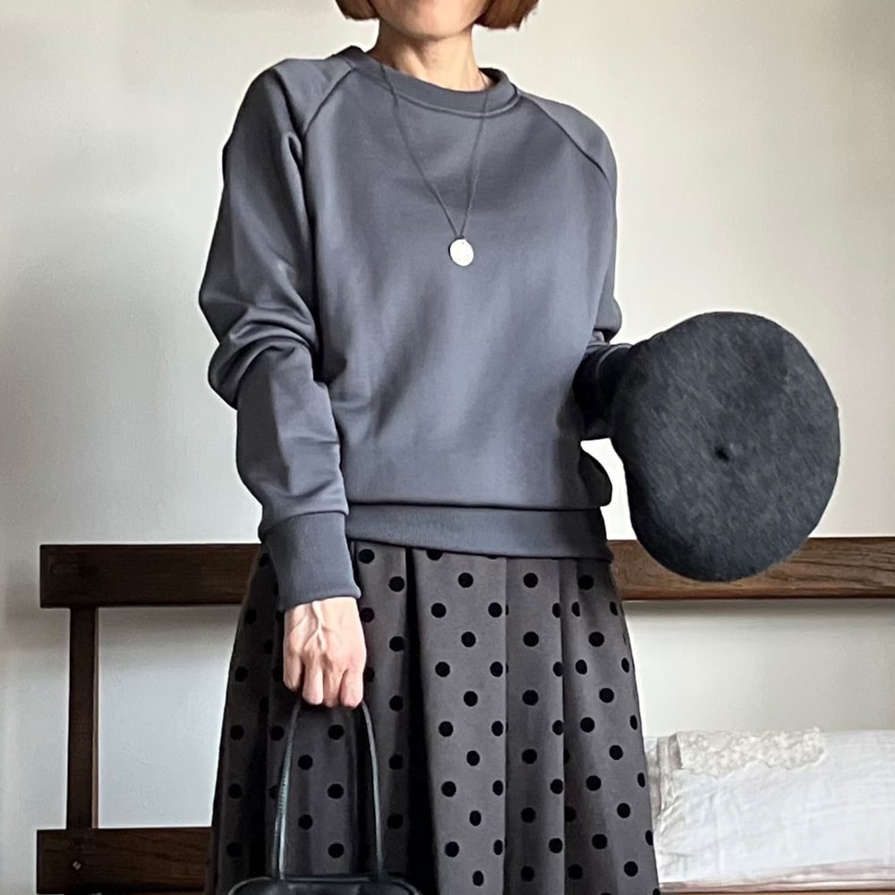 【kuboさんコラボ】クリア裏毛 ねこプリントプルオーバー　トレーナーを着た女性の正面