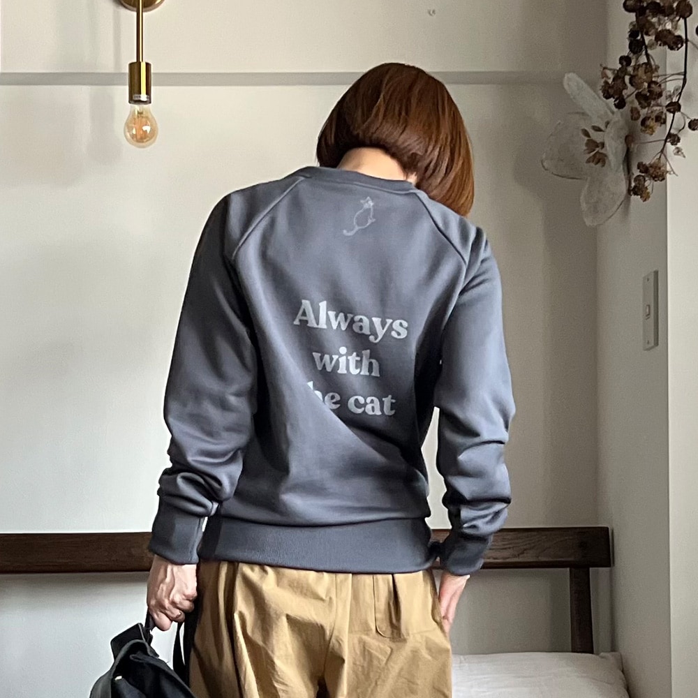 【kuboさんコラボ】クリア裏毛 ねこプリントプルオーバー　トレーナーを着た女性の正面