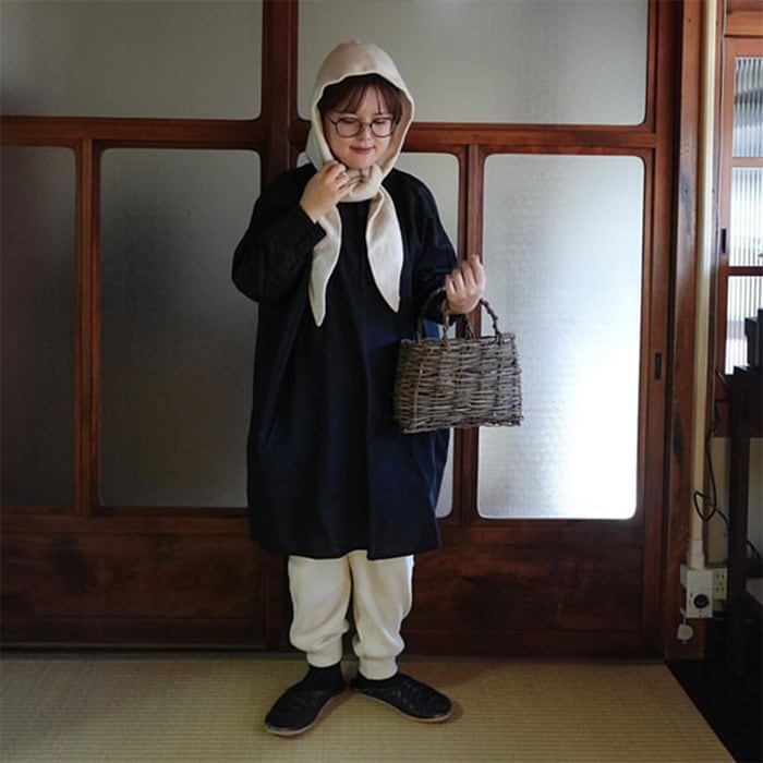 コットンリネンフリルネックブラウス　チュニックを着た女性の全身