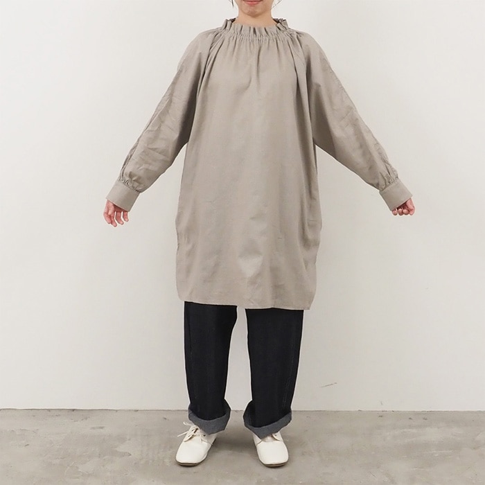 コットンリネンフリルネックブラウス　チュニックを着た女性の全身