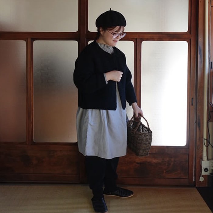 コットンリネンフリルネックブラウス　チュニックを着た女性の全身