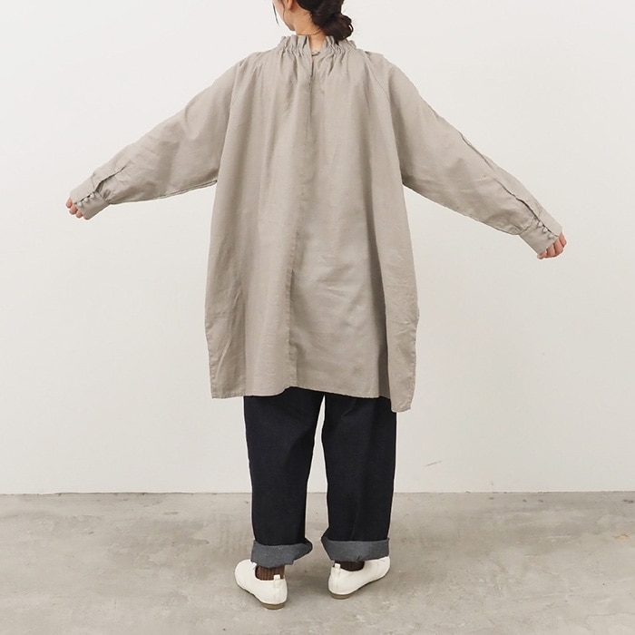 コットンリネンフリルネックブラウス　チュニックを着た女性の全身