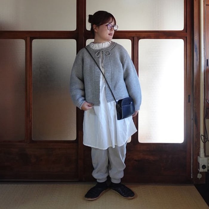 コットンリネンフリルネックブラウス　チュニックを着た女性の全身