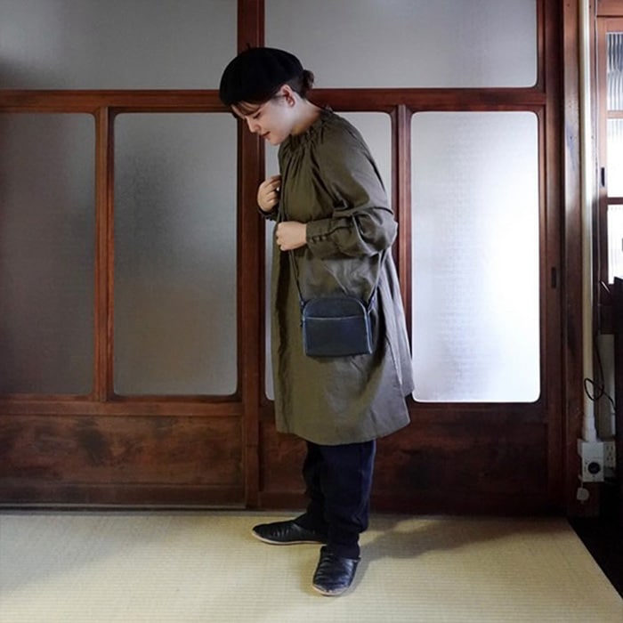 コットンリネンフリルネックブラウス　チュニックを着た女性の全身