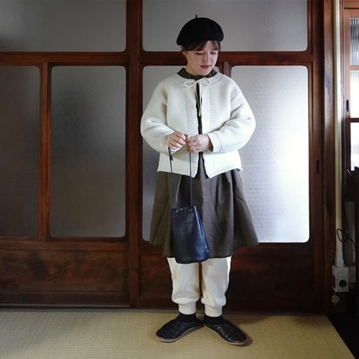 コットンリネンフリルネックブラウス　チュニックを着た女性の全身