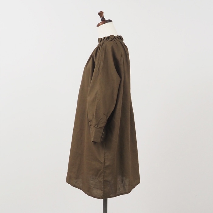 コットンリネンフリルネックブラウス　チュニックの正面ディティール