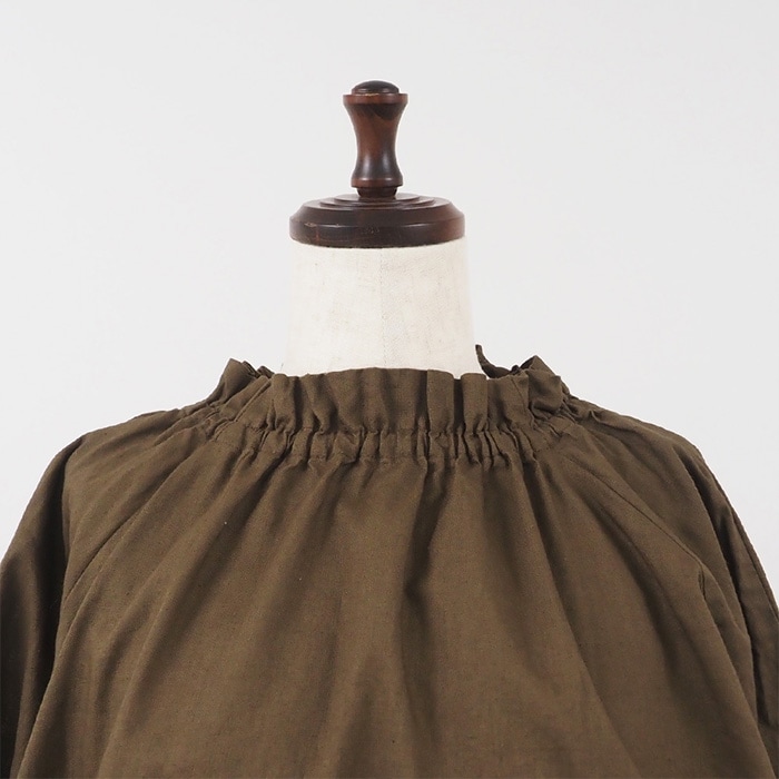 コットンリネンフリルネックブラウス　チュニックの正面ディティール