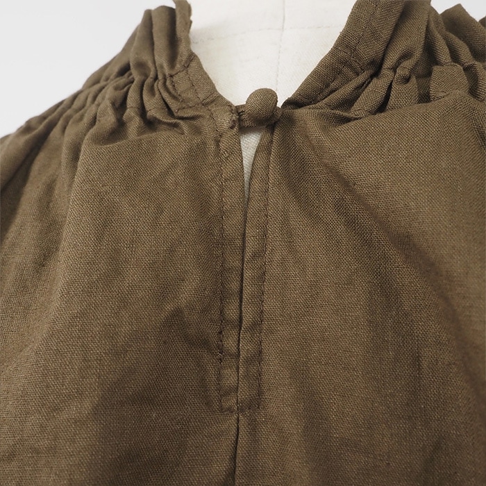 コットンリネンフリルネックブラウス　チュニックの正面ディティール