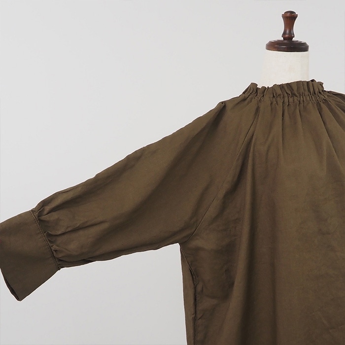 コットンリネンフリルネックブラウス　チュニックの正面ディティール