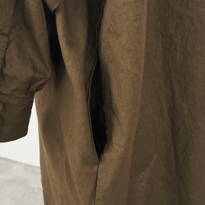 コットンリネンフリルネックブラウス　チュニックの正面ディティール