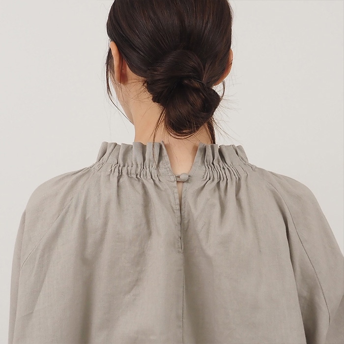コットンリネンフリルネックブラウス　チュニックを着た女性の正面