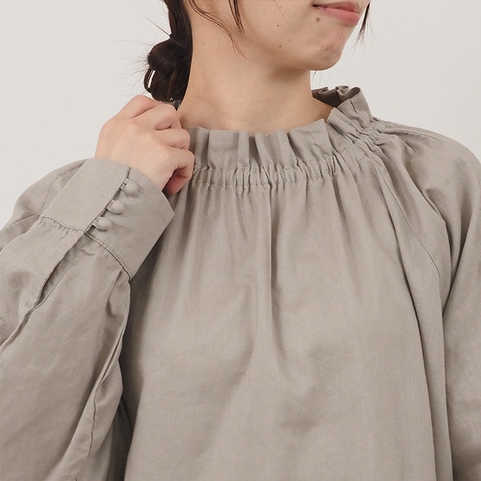 コットンリネンフリルネックブラウス　チュニックを着た女性の正面