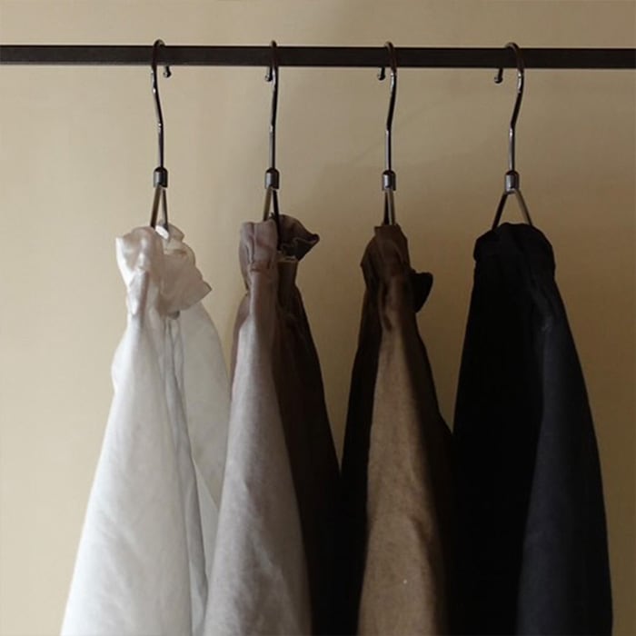 コットンリネンフリルネックブラウス　チュニックを着た女性の正面