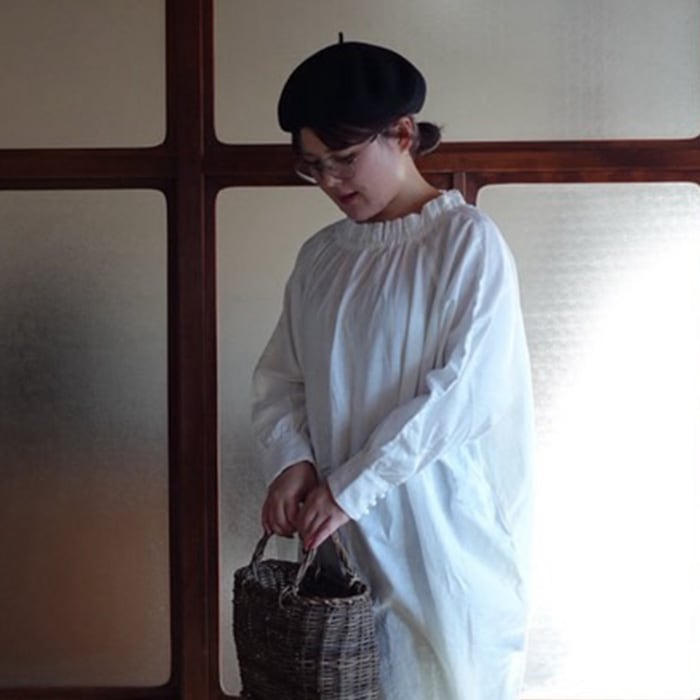 コットンリネンフリルネックブラウス　チュニックを着た女性の正面