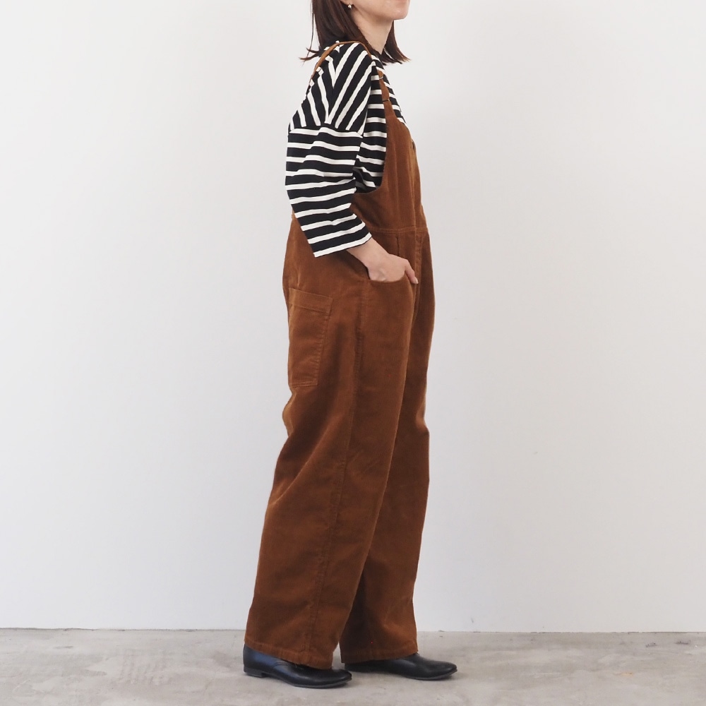 コーデュロイ サロペット　サロペットを着た女性の全身