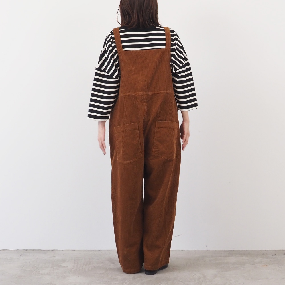 コーデュロイ サロペット　サロペットを着た女性の全身