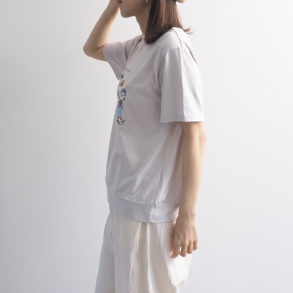momoさんコラボプリントTシャツ 　Tシャツを着た女性の全身