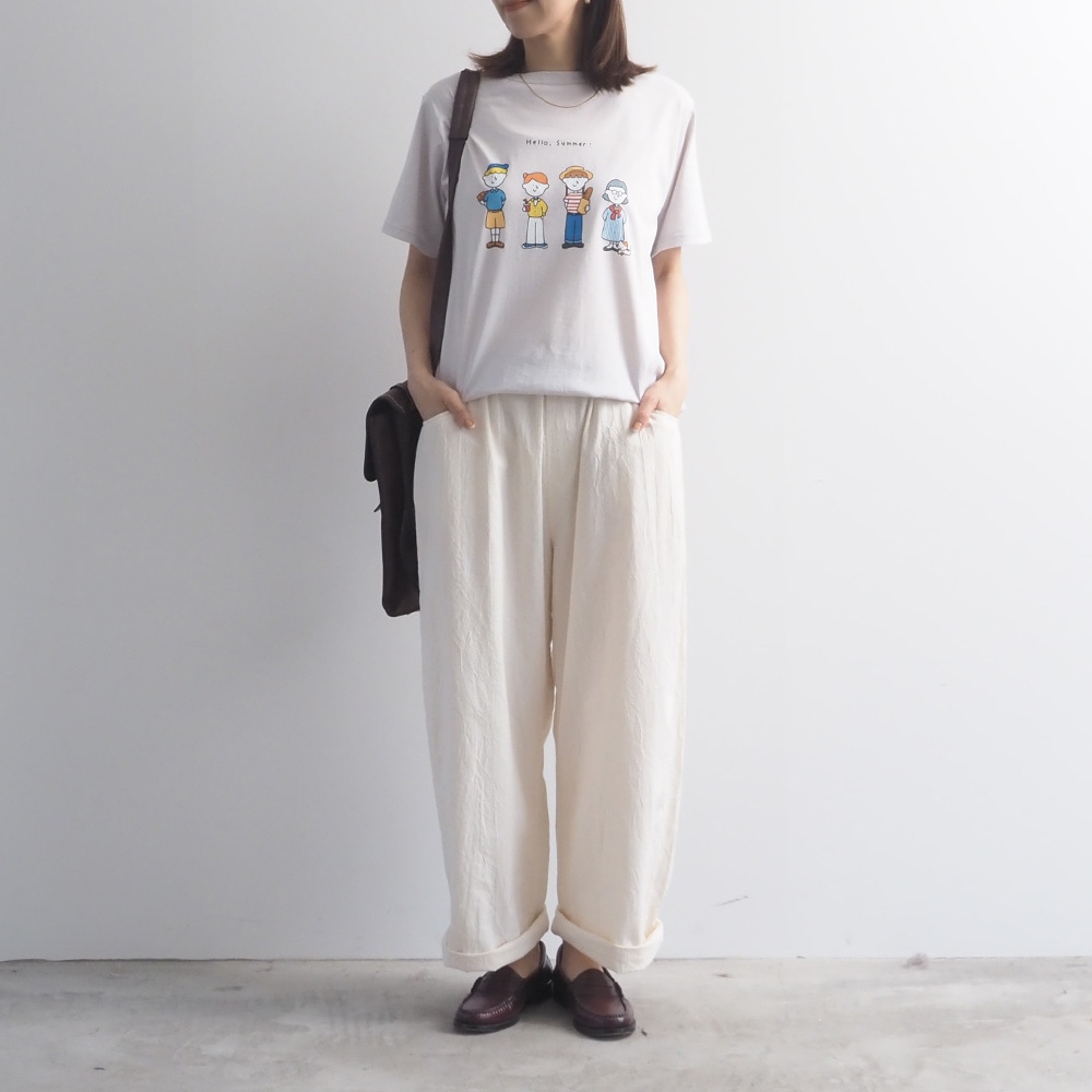 momoさんコラボプリントTシャツ 　Tシャツを着た女性の全身