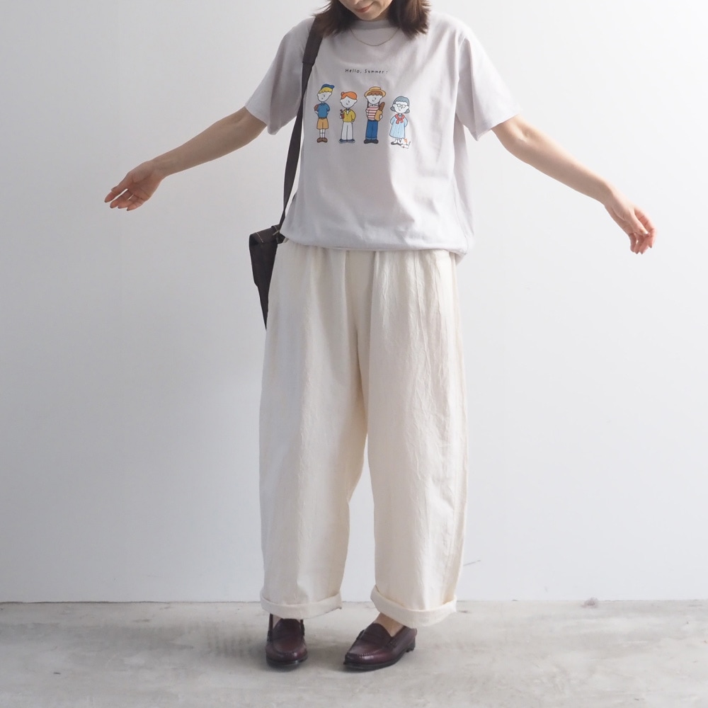 momoさんコラボプリントTシャツ 　Tシャツを着た女性の全身