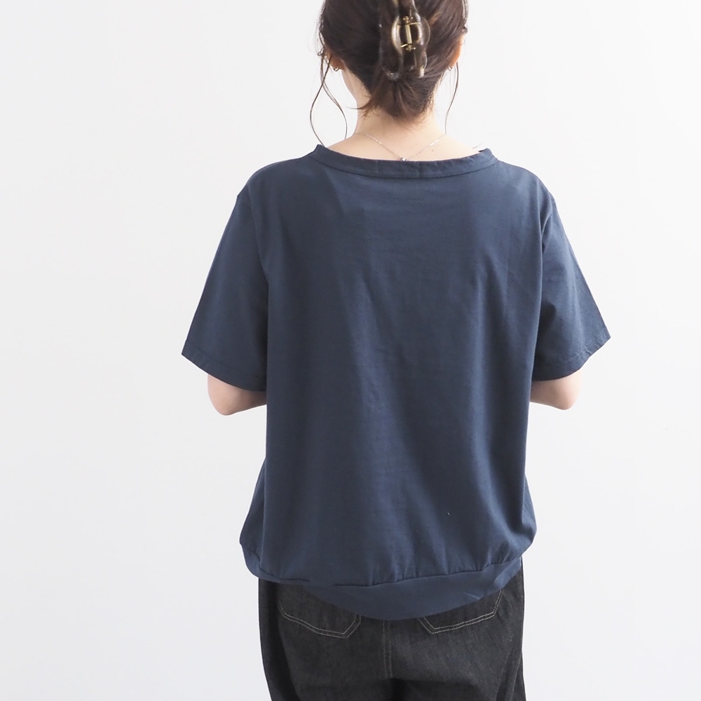 momoさんコラボプリントTシャツ 　Tシャツを着た女性の全身