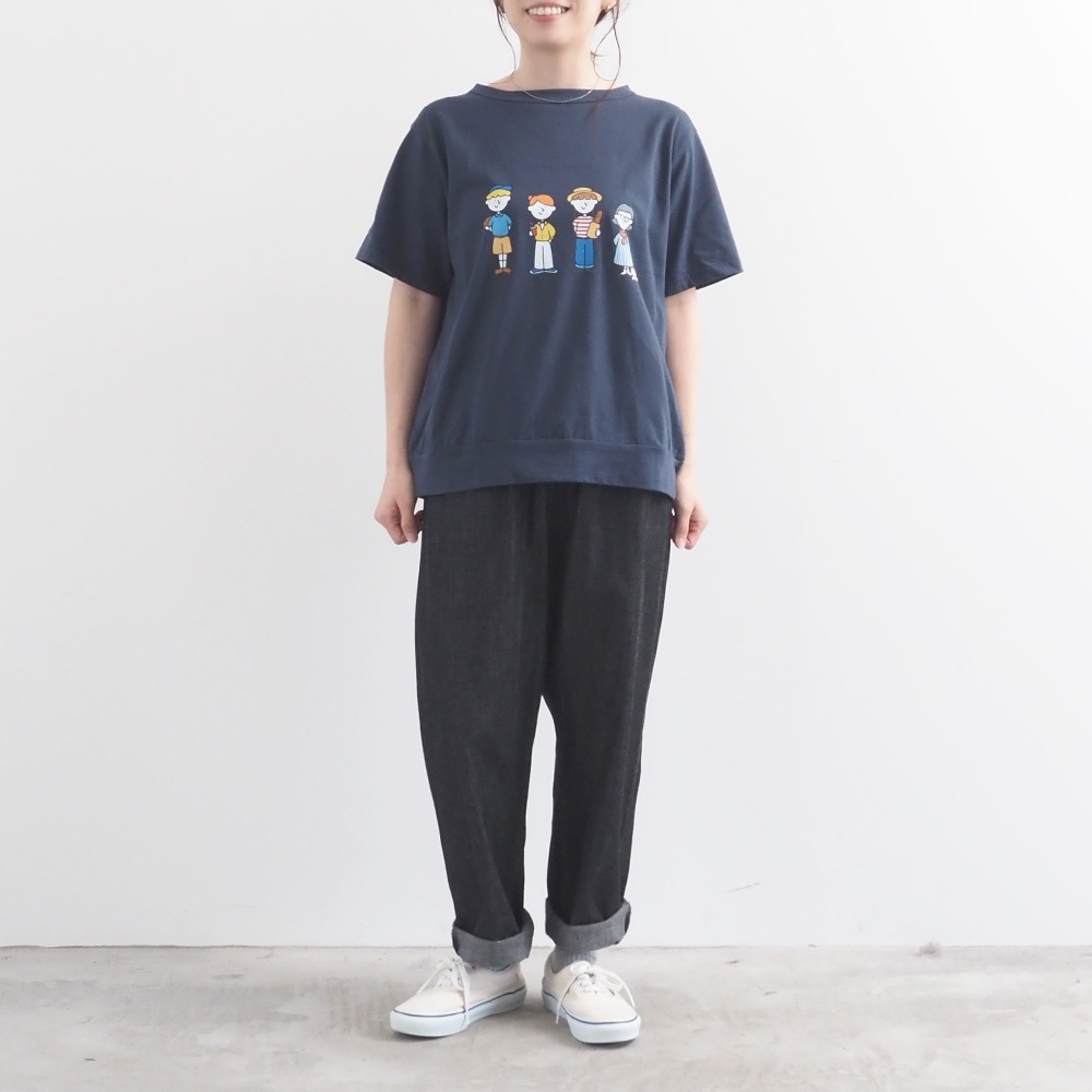 momoさんコラボプリントTシャツ 　Tシャツを着た女性の全身