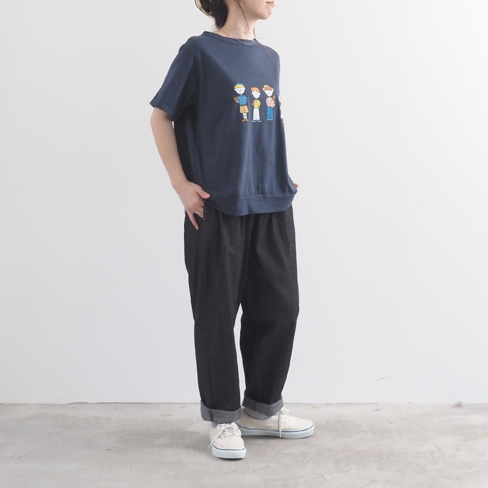momoさんコラボプリントTシャツ 　Tシャツを着た女性の全身