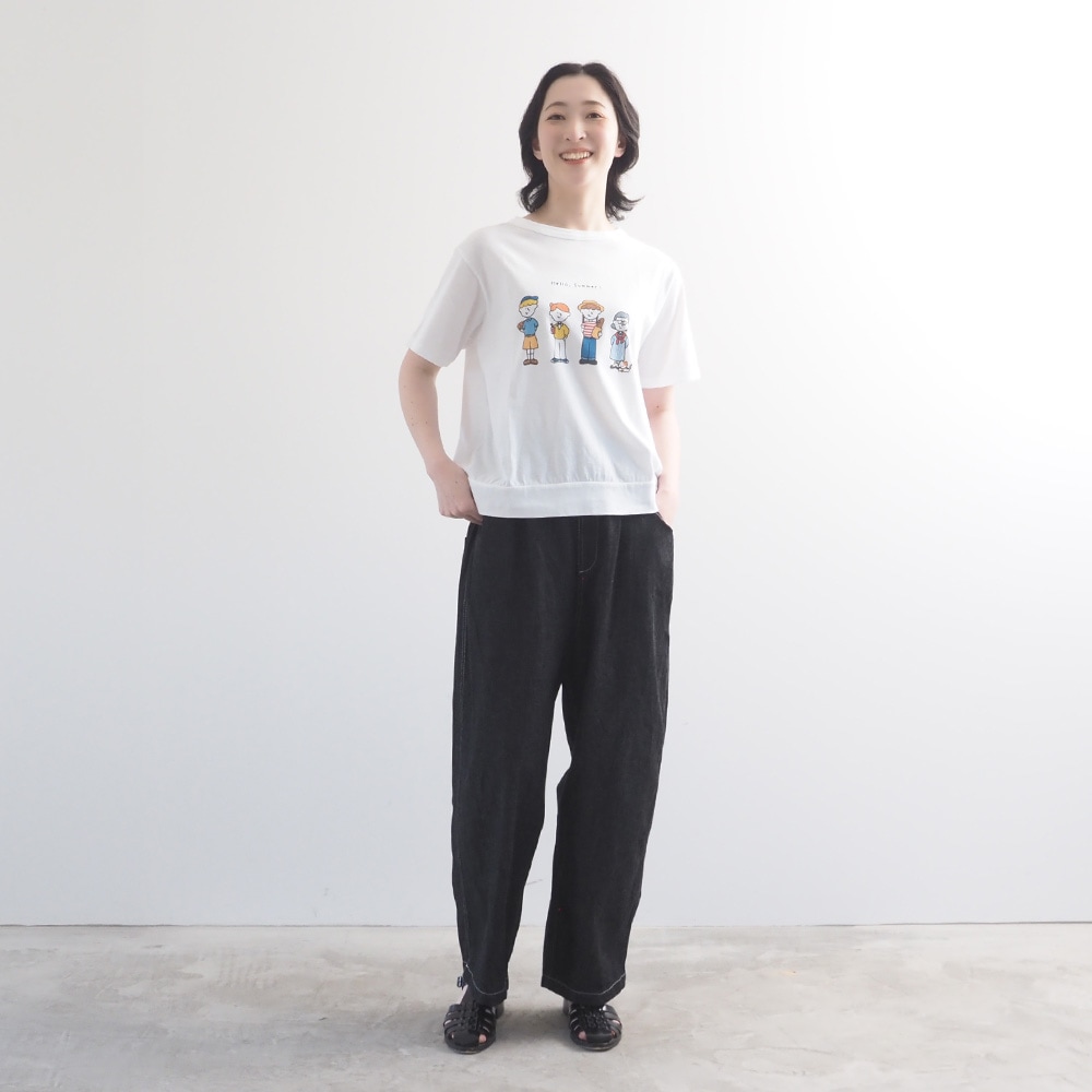 momoさんコラボプリントTシャツ 　Tシャツを着た女性の全身