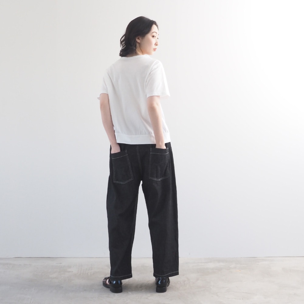 momoさんコラボプリントTシャツ 　Tシャツを着た女性の全身