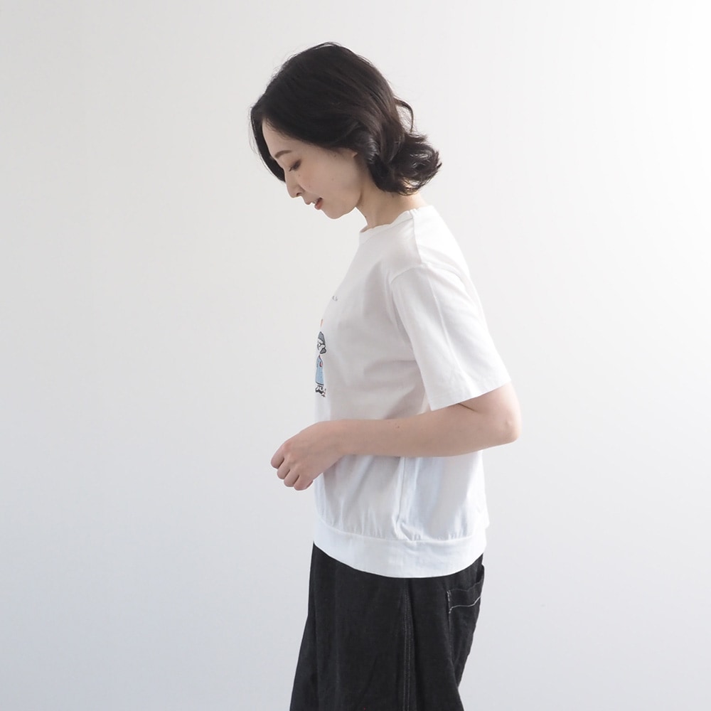 momoさんコラボプリントTシャツ 　Tシャツを着た女性の正面