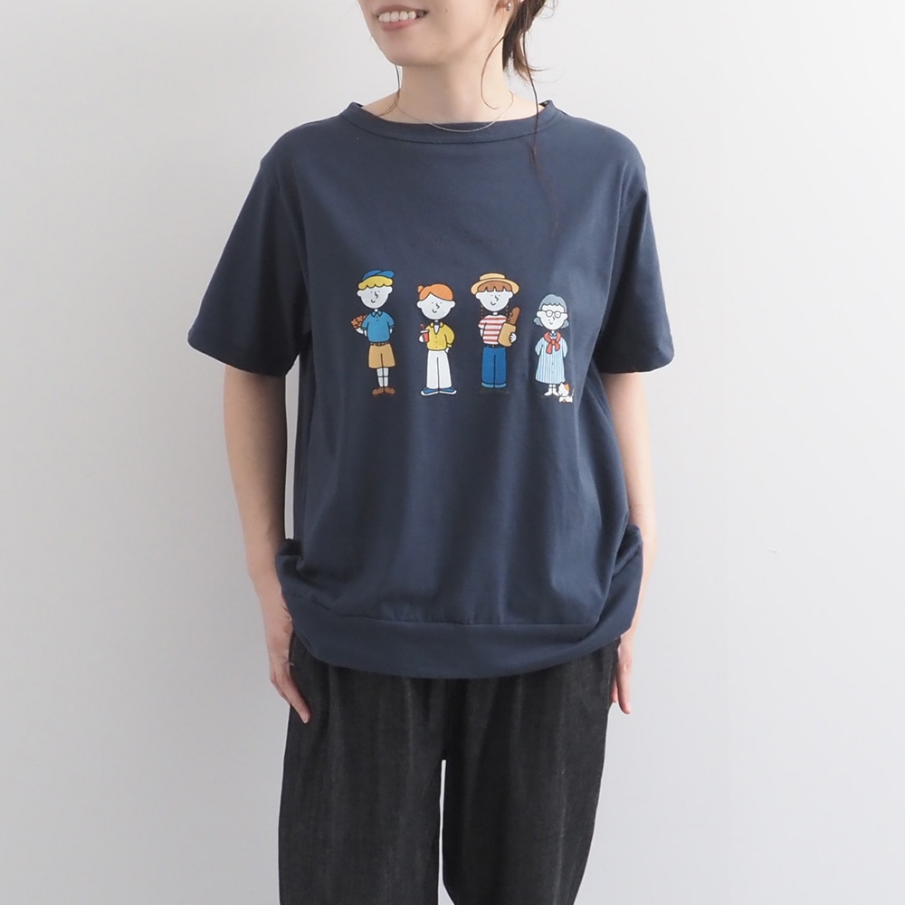 momoさんコラボプリントTシャツ 　Tシャツを着た女性の正面