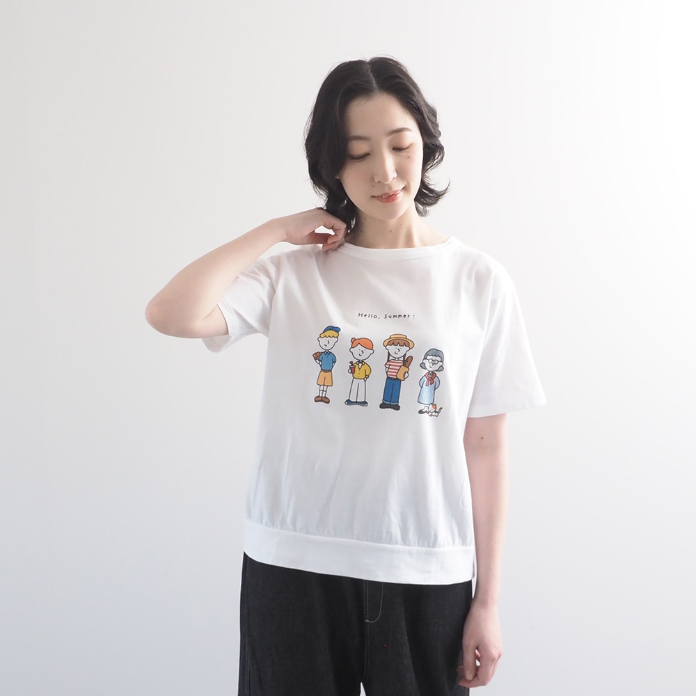 momoさんコラボプリントTシャツ 　Tシャツを着た女性の正面