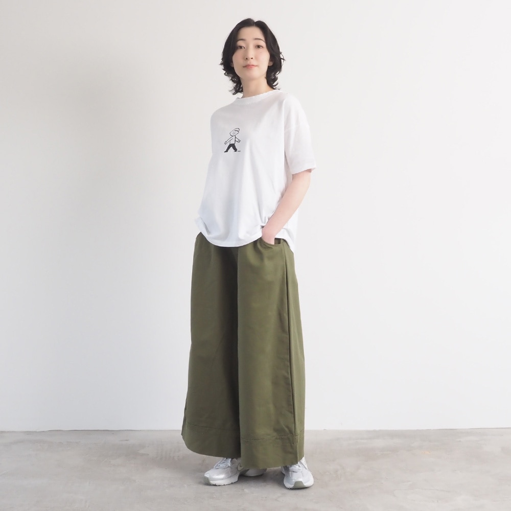 むぴーさんコラボ プリントTシャツ　Tシャツを着た女性の全身