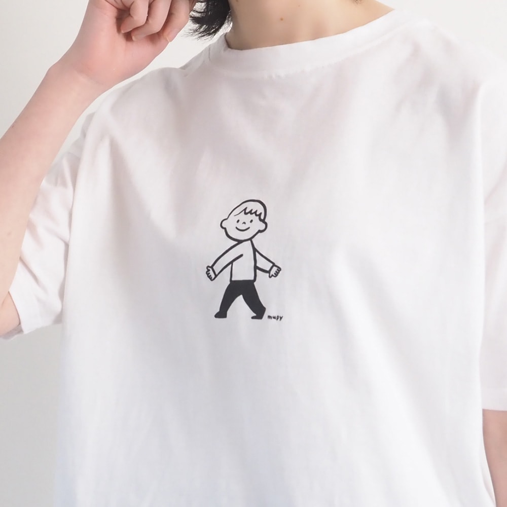 むぴーさんコラボ プリントTシャツ　Tシャツを着た女性の正面