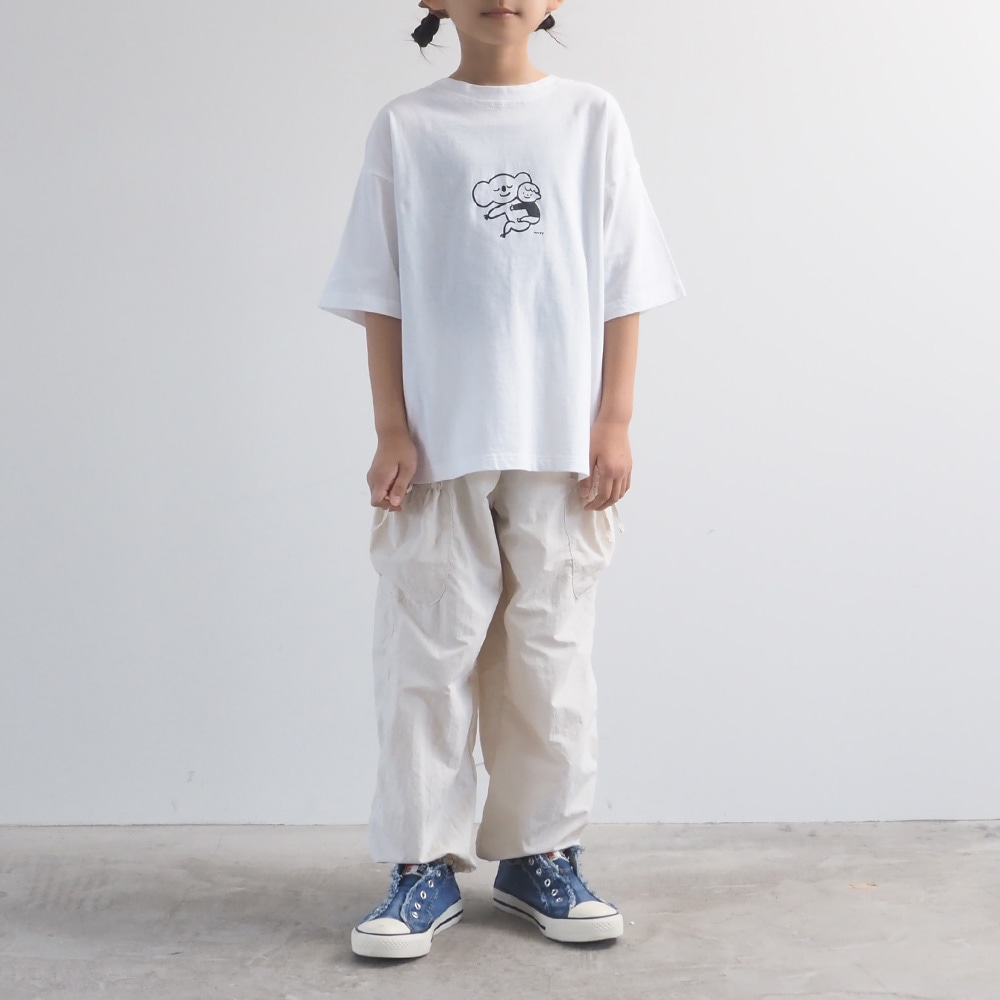 むぴーさんコラボ プリントTシャツ　Tシャツを着た女性の全身