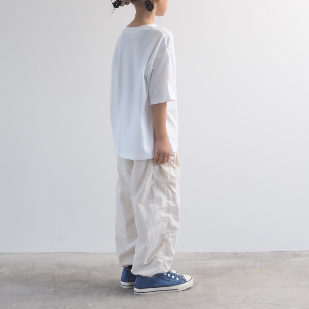 むぴーさんコラボ プリントTシャツ　Tシャツを着た女性の全身