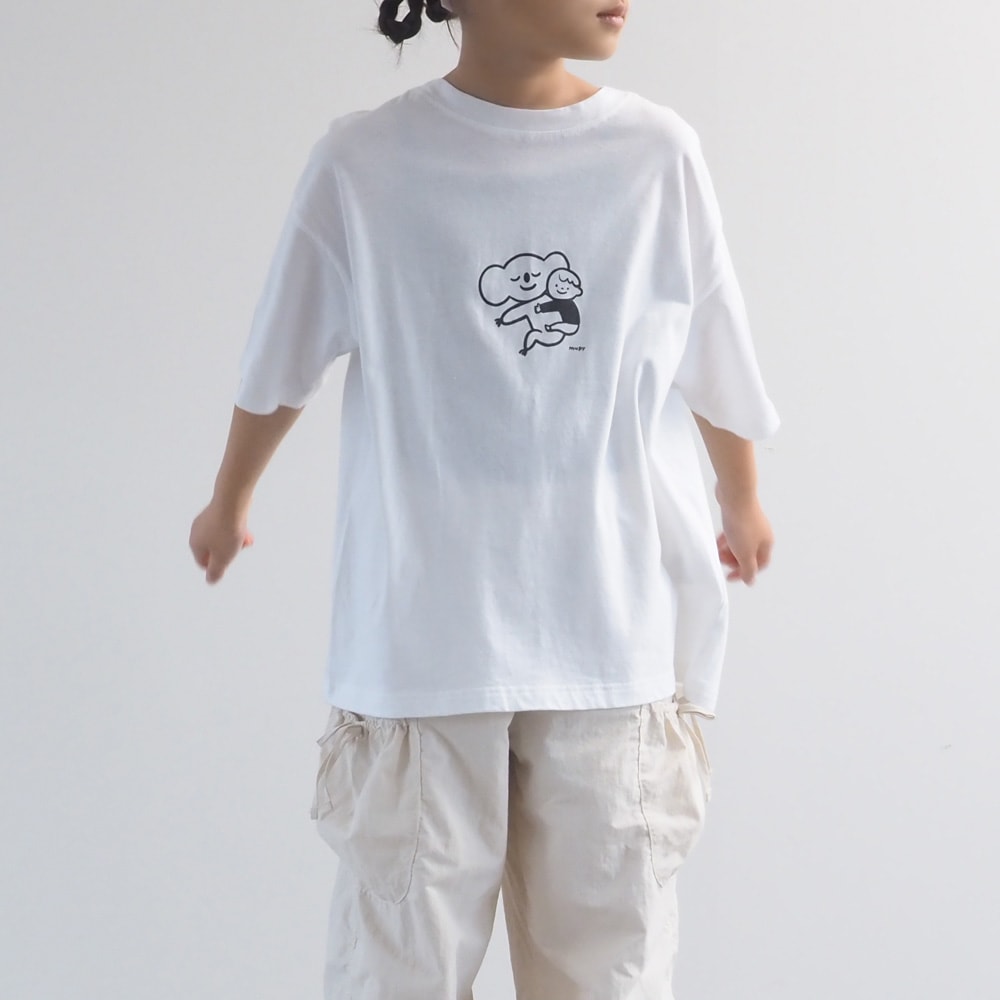 むぴーさんコラボ プリントTシャツ　Tシャツを着た女性の全身