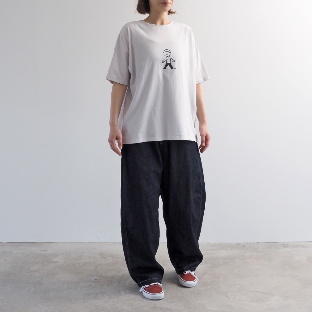 むぴーさんコラボ プリントTシャツ　Tシャツを着た女性の全身