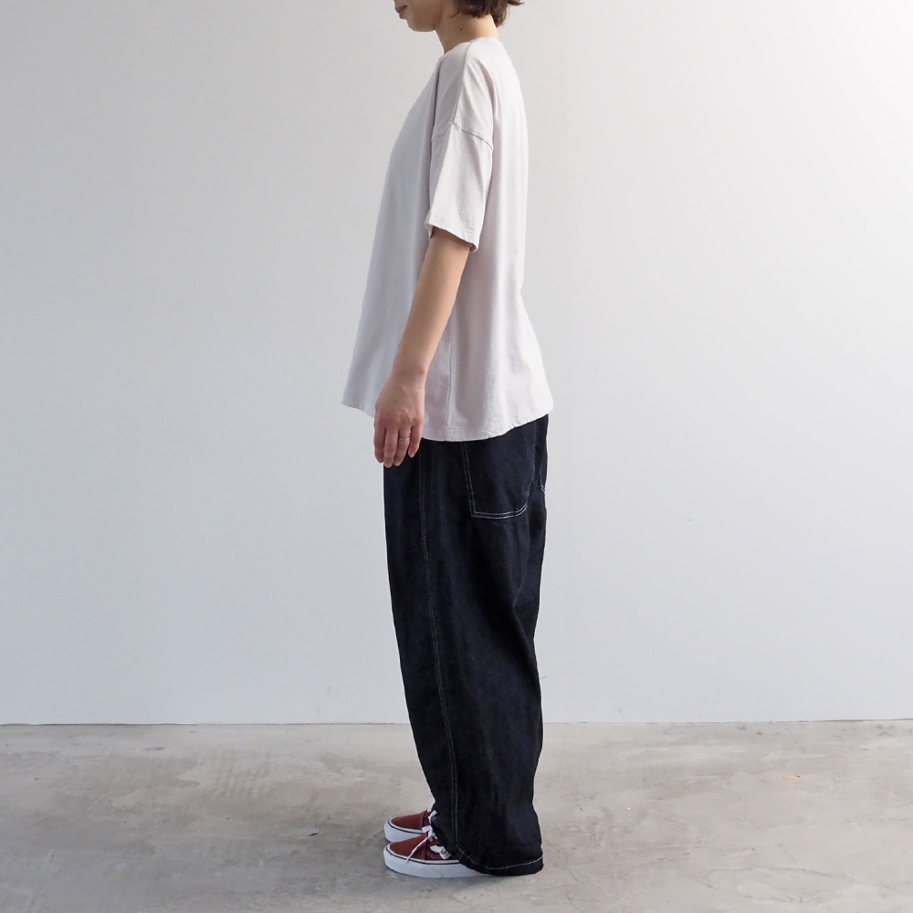 むぴーさんコラボ プリントTシャツ　Tシャツを着た女性の全身