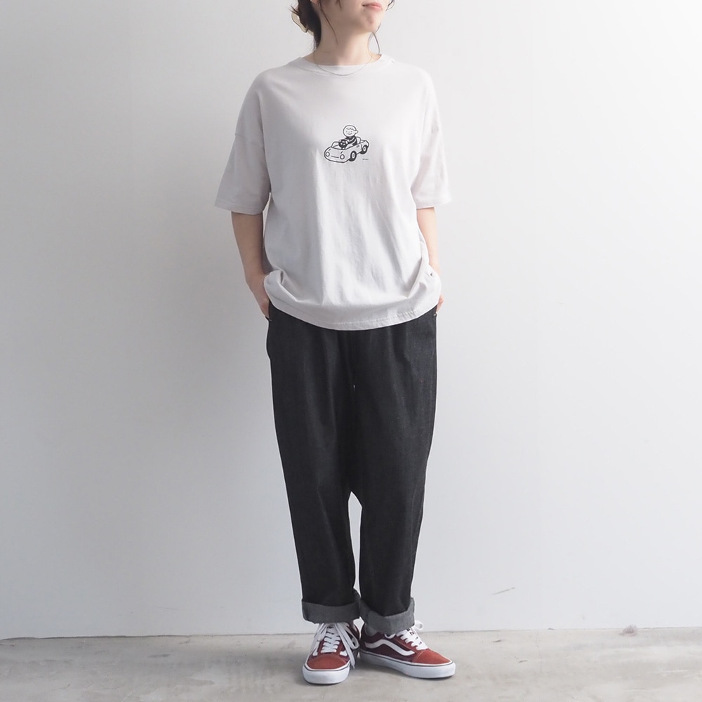 むぴーさんコラボ プリントTシャツ　Tシャツを着た女性の全身