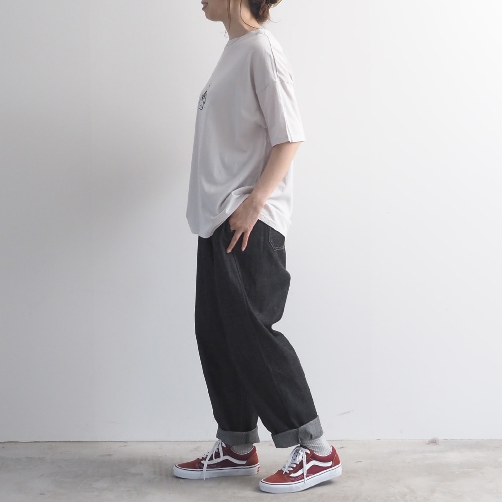 むぴーさんコラボ プリントTシャツ　Tシャツを着た女性の全身
