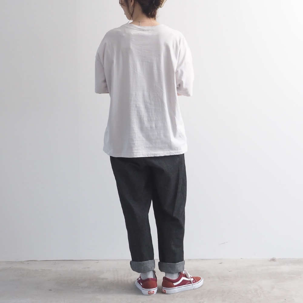 むぴーさんコラボ プリントTシャツ　Tシャツを着た女性の全身