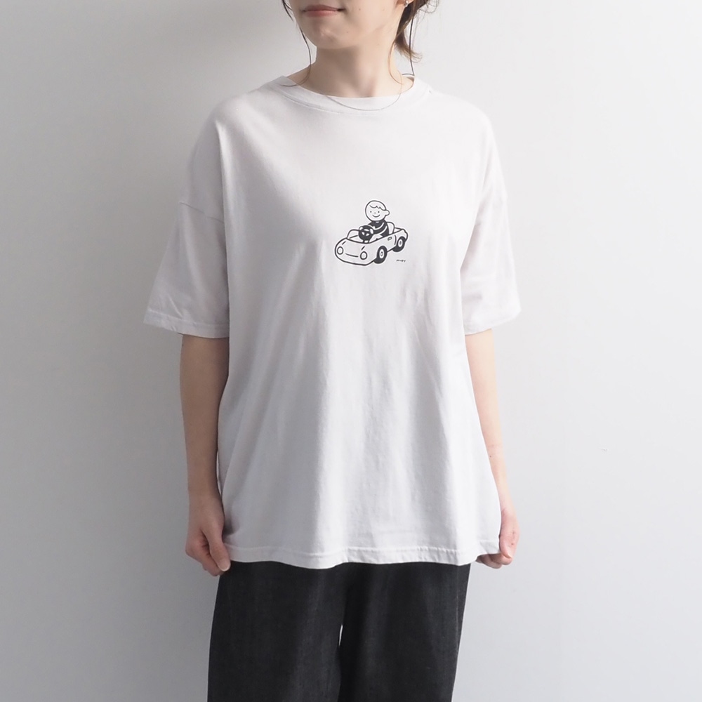 むぴーさんコラボ プリントTシャツ　Tシャツを着た女性の全身