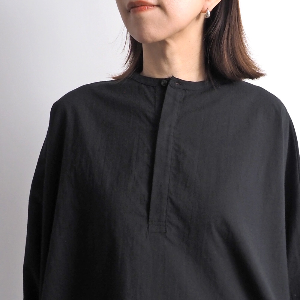 ふんわりローン 比翼ワイドブラウス　ブラウスを着た女性の正面
