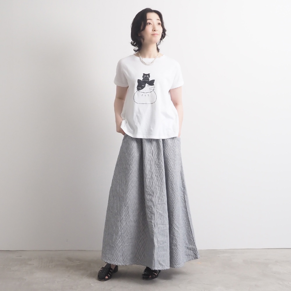 山田美津子さんコラボプリントTシャツ　Tシャツを着た女性の正面を着た女性の全身