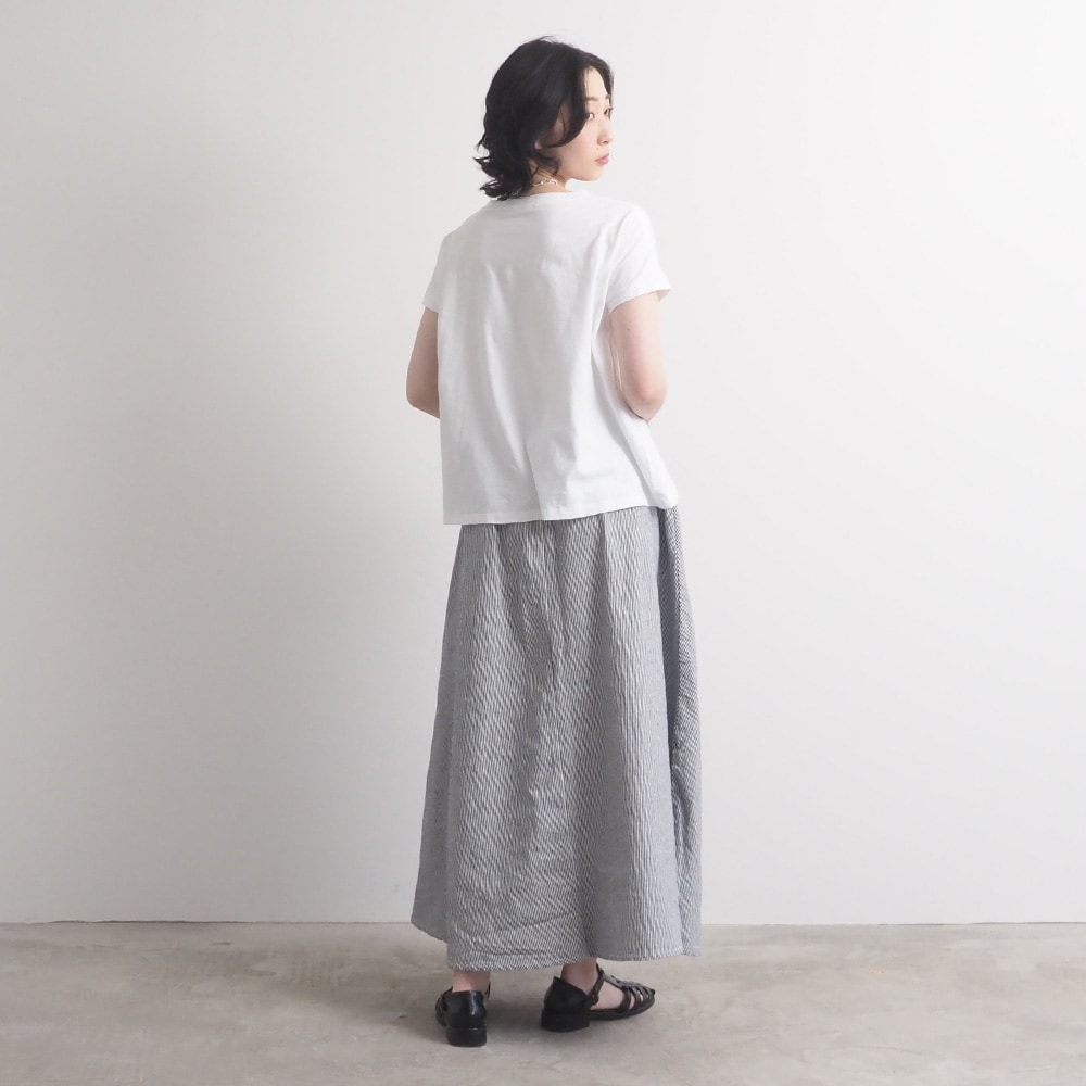 山田美津子さんコラボプリントTシャツ　Tシャツを着た女性の正面を着た女性の全身